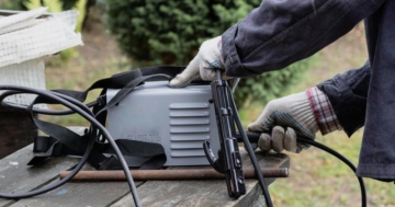 Mann überprüft Anschlüsse am Plasmaschneider